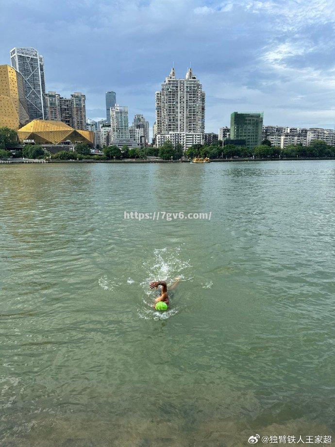 新晋跳水王冠军诠释自由潜水之美